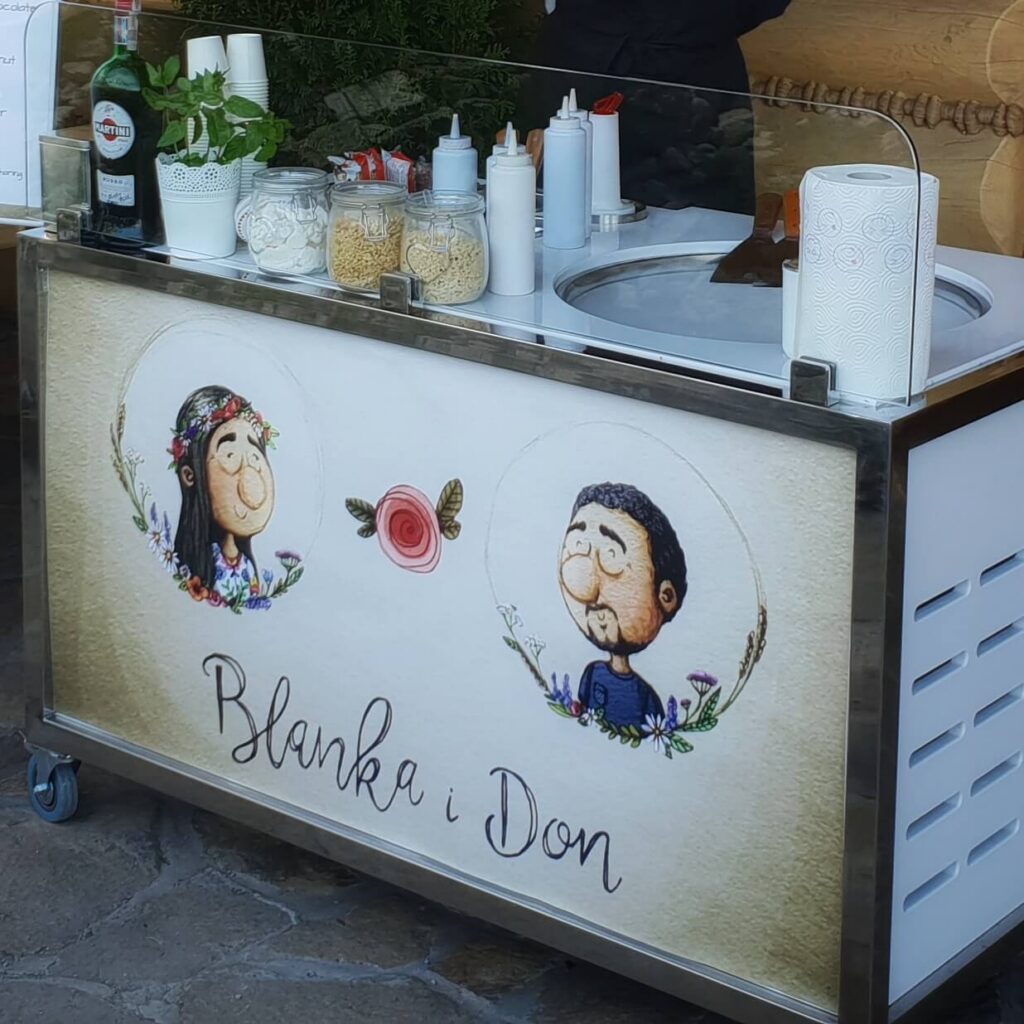 Przykład personalizacji frontu roll-baru na weselu