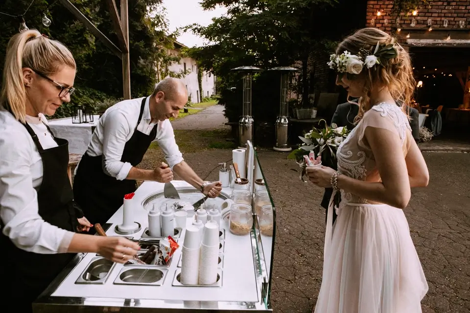 Zespół Lody Rullon tworzący rzemieślnicze lody tajskie podczas pokazu Live Cooking