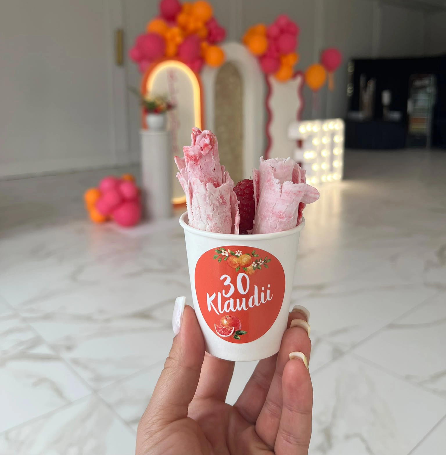 Mobilny catering lodowy na urodziny - lody tajskie w personalizowanym kubeczku.